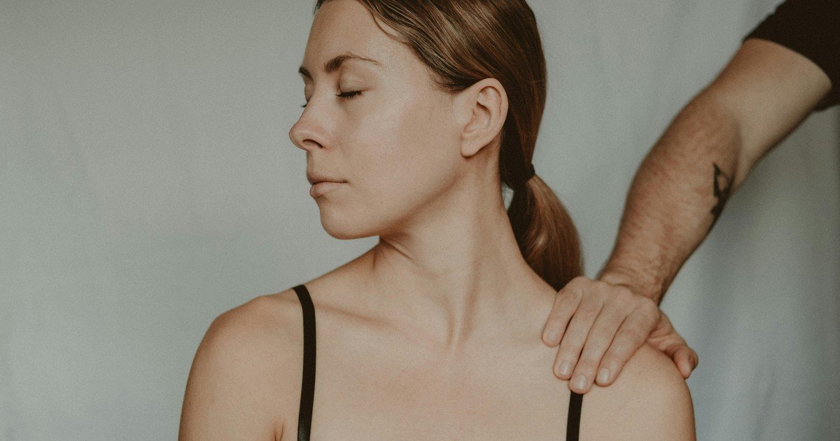 Qué significa que alguien te toque el hombro