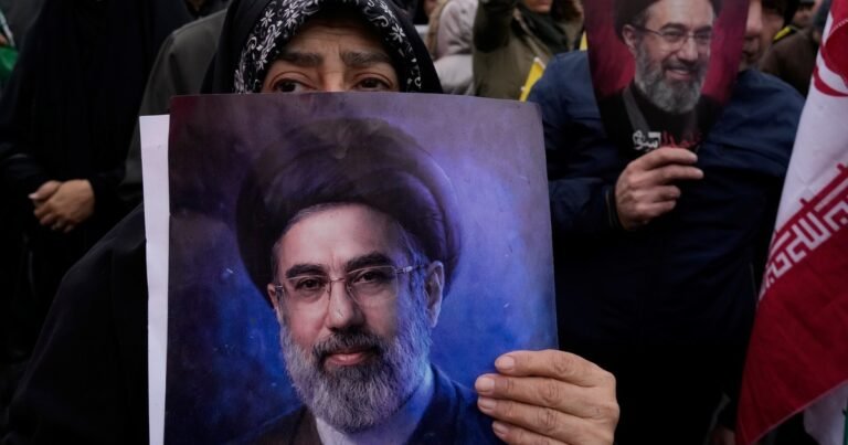 Ahora Trump dice que el ayatollah Mojtaba Khamenei "podría ser gay"