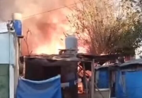 Impactante incendio y detonaciones en un depósito en Mariano Acosta: "Las garrafas explotan y vuelan 150 metros"