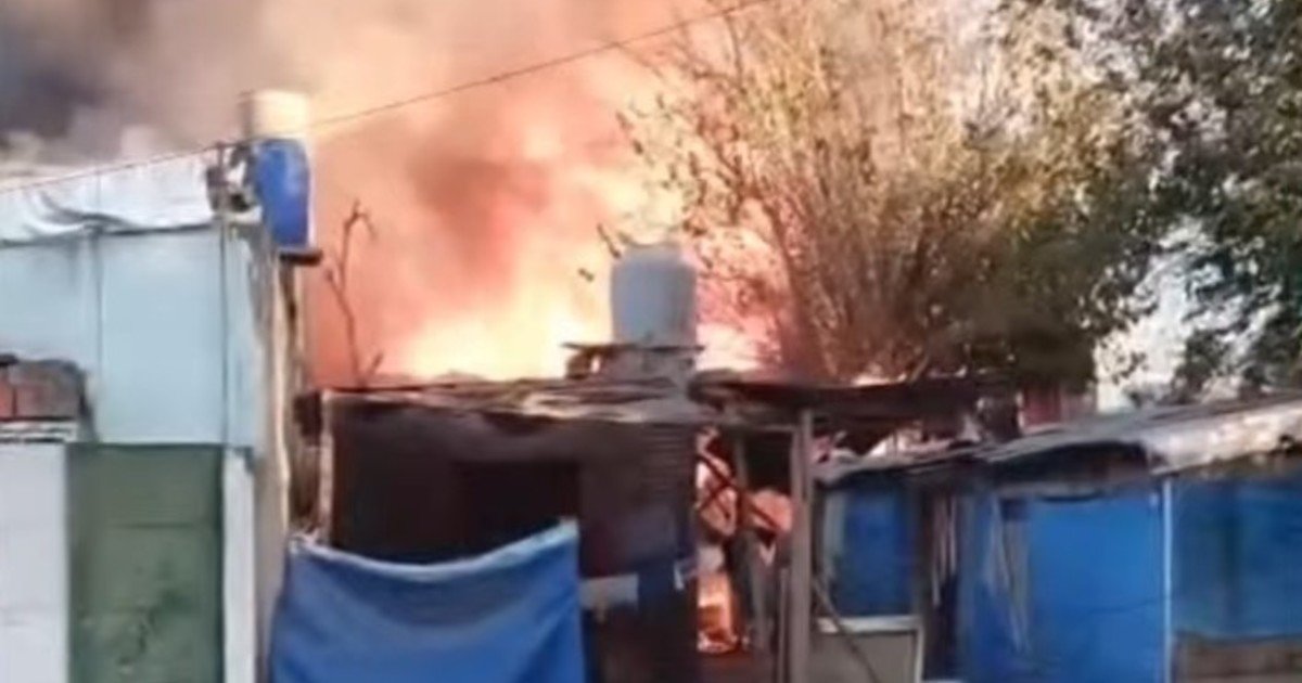 Impactante incendio y detonaciones en un depósito en Mariano Acosta: "Las garrafas explotan y vuelan 150 metros"