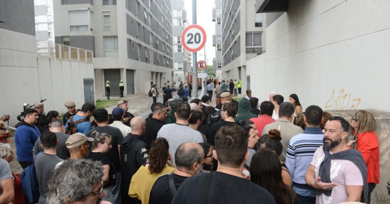 "Gritaban que había gente atrapada y abajo estaba todo destruido": testimonios de una madrugada de terror por el derrumbe en Parque Patricios