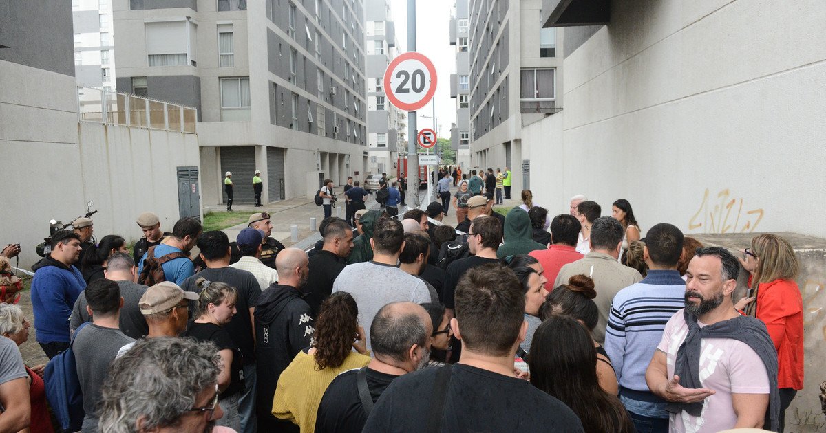 "Gritaban que había gente atrapada y abajo estaba todo destruido": testimonios de una madrugada de terror por el derrumbe en Parque Patricios