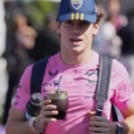 Franco Colapinto llegó al GP de Australia con gorra de Boca y mate: el guiño futbolero antes de su debut como titular en la Fórmula 1