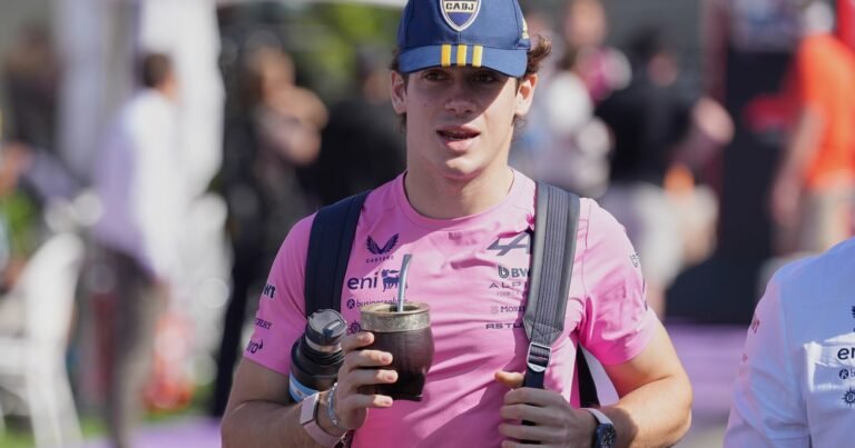 Franco Colapinto llegó al GP de Australia con gorra de Boca y mate: el guiño futbolero antes de su debut como titular en la Fórmula 1