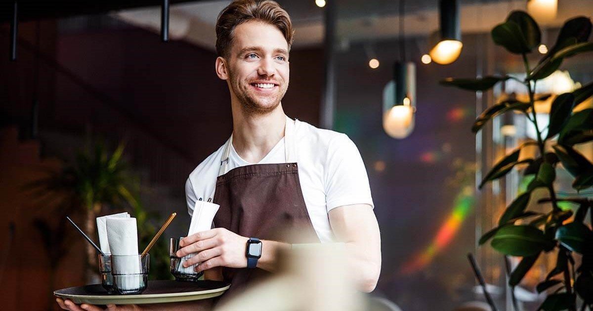 Trabajar como mesero en Texas ya paga más de $40,000 al año y hata $15 por hora con propinas: las ciudades y restaurantes que vencen al sueldo mínimo este abril 2026