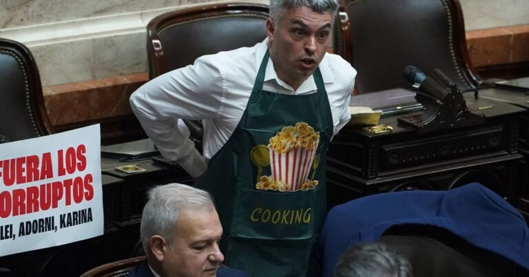 Un antialérgico, "cara de mármol", pochoclos en el recinto y el "día del ñoqui", la recepción de los diputados opositores a Manuel Adorni