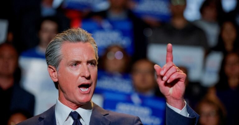 Tras un fallo histórico, Gavin Newsom exige devolver 130.000 millones dólares cobrados por aranceles a los ciudadanos de California