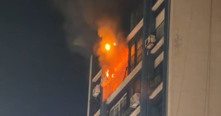 Susto en avenida Corrientes: evacúan un edificio por un incendio en la cocina de un departamento