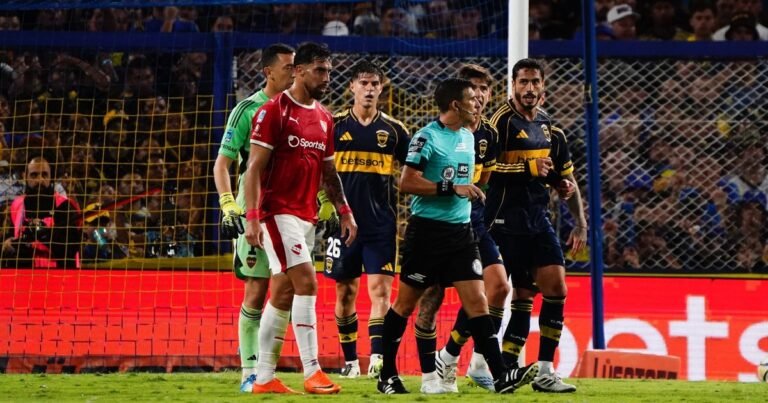 La lupa sobre el arbitraje de Andrés Merlos: se pidió mano en el gol de Independiente y el penal de VAR para Boca generó dudas