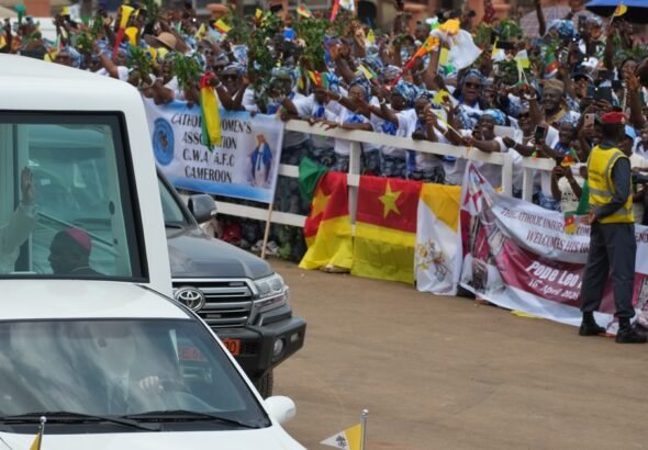 "El mundo está siendo destruido por unos pocos tiranos": fuerte discurso del Papa León XIV en Camerún