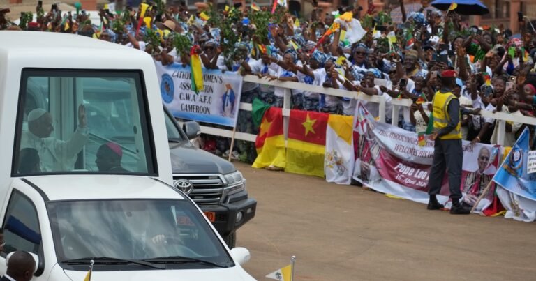 "El mundo está siendo destruido por unos pocos tiranos": fuerte discurso del Papa León XIV en Camerún