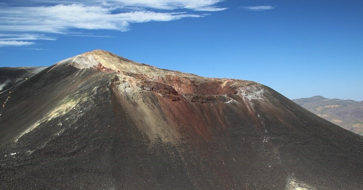 Surfear un volcán: la increíble experiencia de deslizarse sobre cenizas en Nicaragua