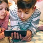 Revelan un dato curioso del perfil de los padres que les permiten a sus hijos tener celular antes de los 13 años