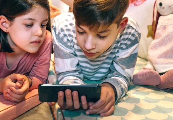 Revelan un dato curioso del perfil de los padres que les permiten a sus hijos tener celular antes de los 13 años