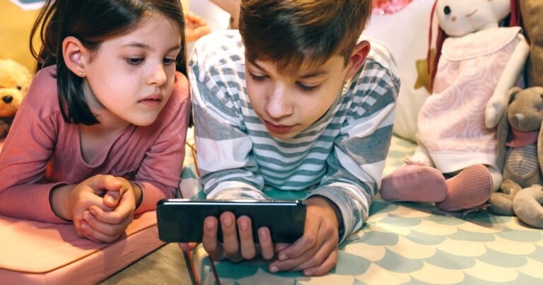 Revelan un dato curioso del perfil de los padres que les permiten a sus hijos tener celular antes de los 13 años