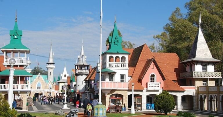 Escapada familiar: cómo llegar en tren a la República de los Niños en Buenos Aires