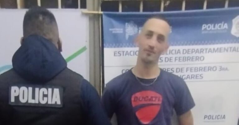 El hincha que tomó una cámara de TV en la Copa Argentina quedó detenido: qué fue lo que gritó según el acta de la Policía