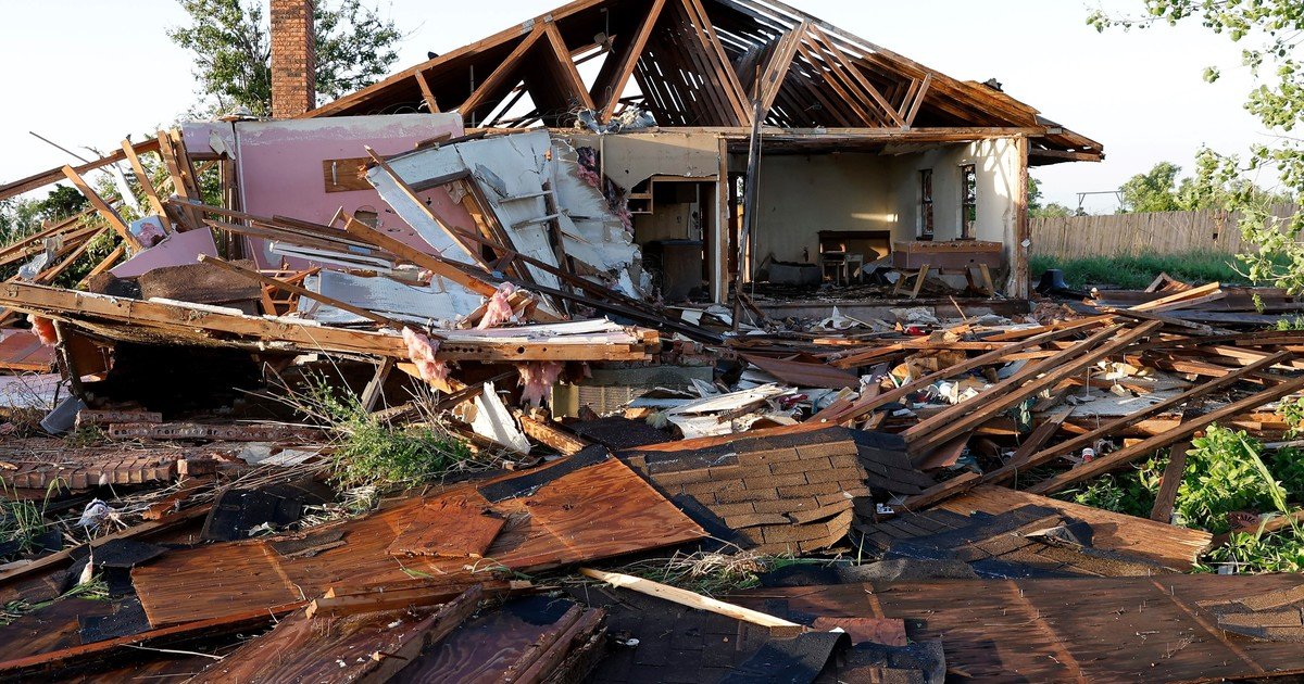 Pánico en Oklahoma: un tornado arrasó el estado del centro de EE.UU., destruyó decenas de viviendas y obligó a cerrar rutas y autopistas