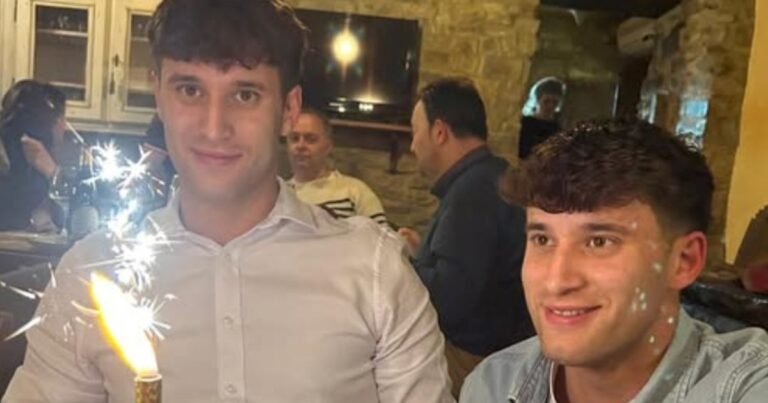 Dos hermanos gemelos de 22 años murieron electrocutados tras intentar salvar a un pájaro: "Los encontraron abrazados"