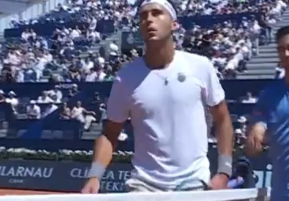 Tomás Etcheverry se despidió del ATP 500 de Barcelona a pura bronca y un frío saludo: Nuno Borges le ganó el match point con un ace sacando de abajo