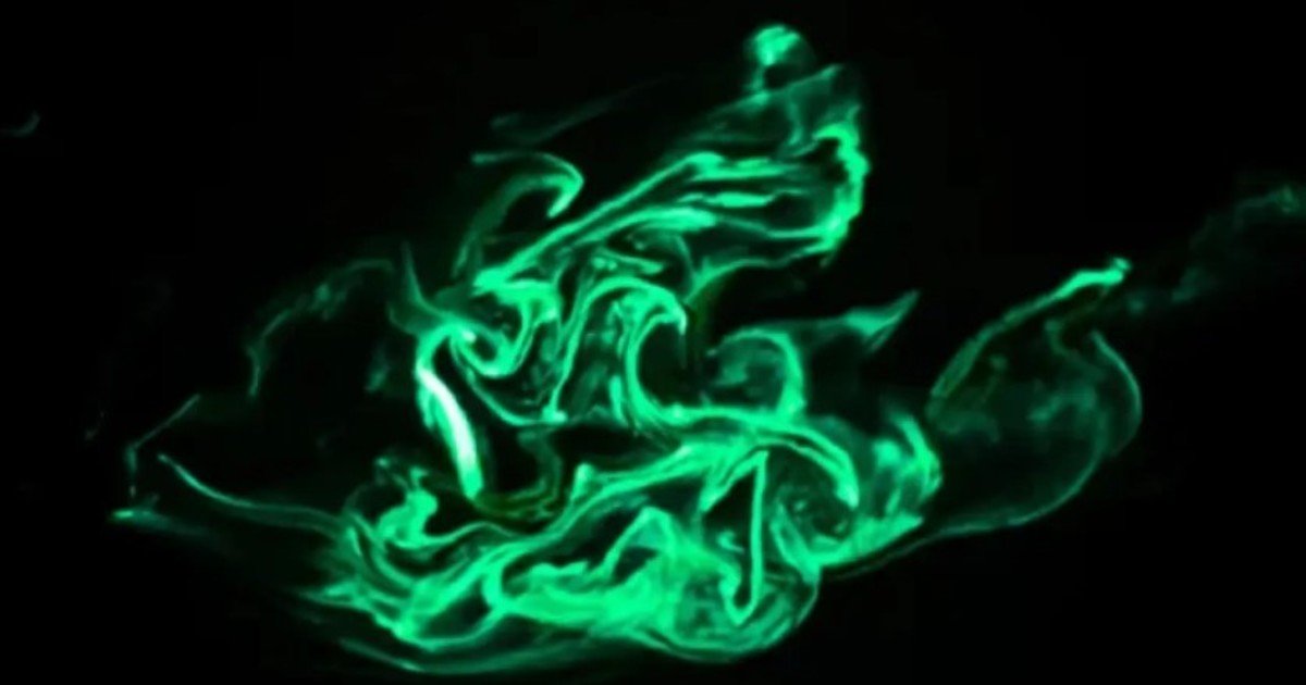 El increíble espectáculo luminoso de los gusanos de fuego en el agua