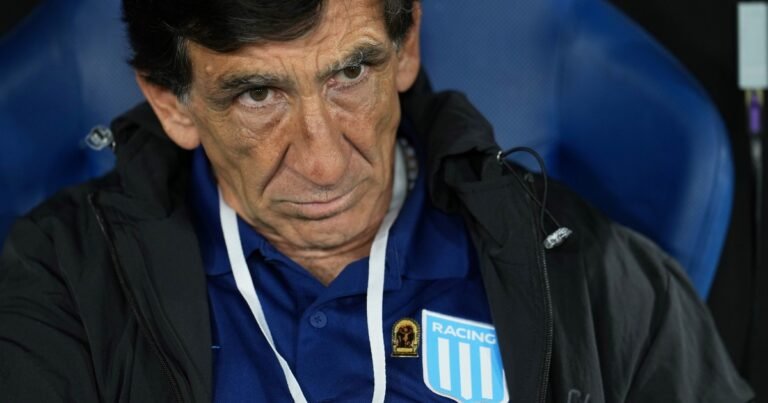 Racing no puede salir del pozo y Gustavo Costas está enojadísimo: " Estoy muy mal por el partido desastroso que hicimos"