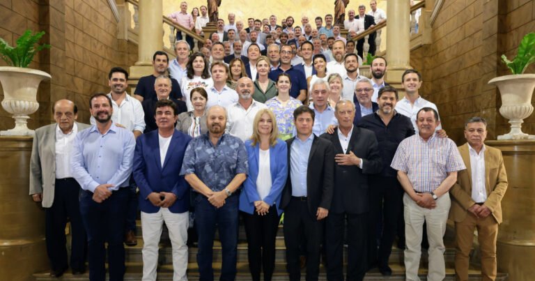 Reelecciones indefinidas en la Provincia a cambio de Boleta Única de Papel: el trueque que se instaló en la Legislatura ante la urgencia de 82 intendentes