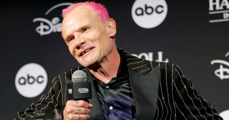 La sorpresa de Flea, el bajista de Red Hot Chili Peppers que se destapó como trompetista e hizo un disco de jazz