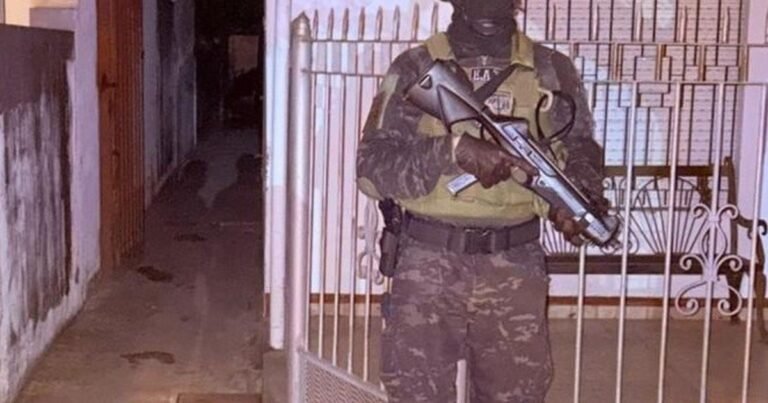 Allanan dos casas, pero encuentran cocaína y marihuana en el lugar menos pensado: en el asiento de bebé del auto