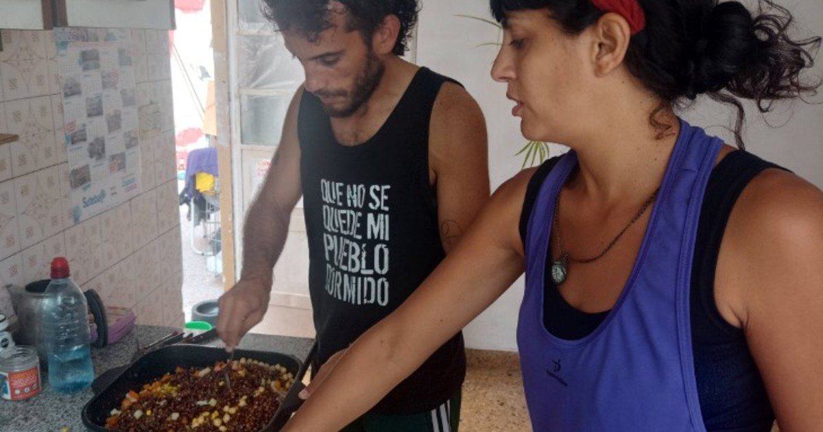 Son pareja, trabajan en una escuela y hacen viandas solidarias que reparten en bicicleta