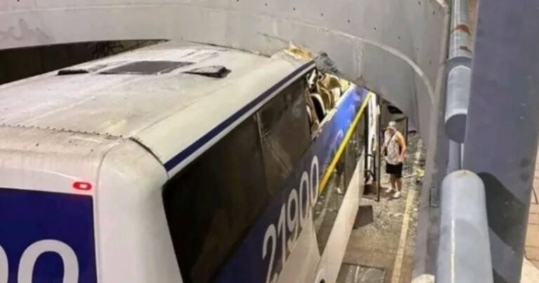 Insólito accidente de hinchas de Chaco For Ever en Banfield: el micro que los trasladaba se incrustó en un paso bajo nivel, hubo heridos