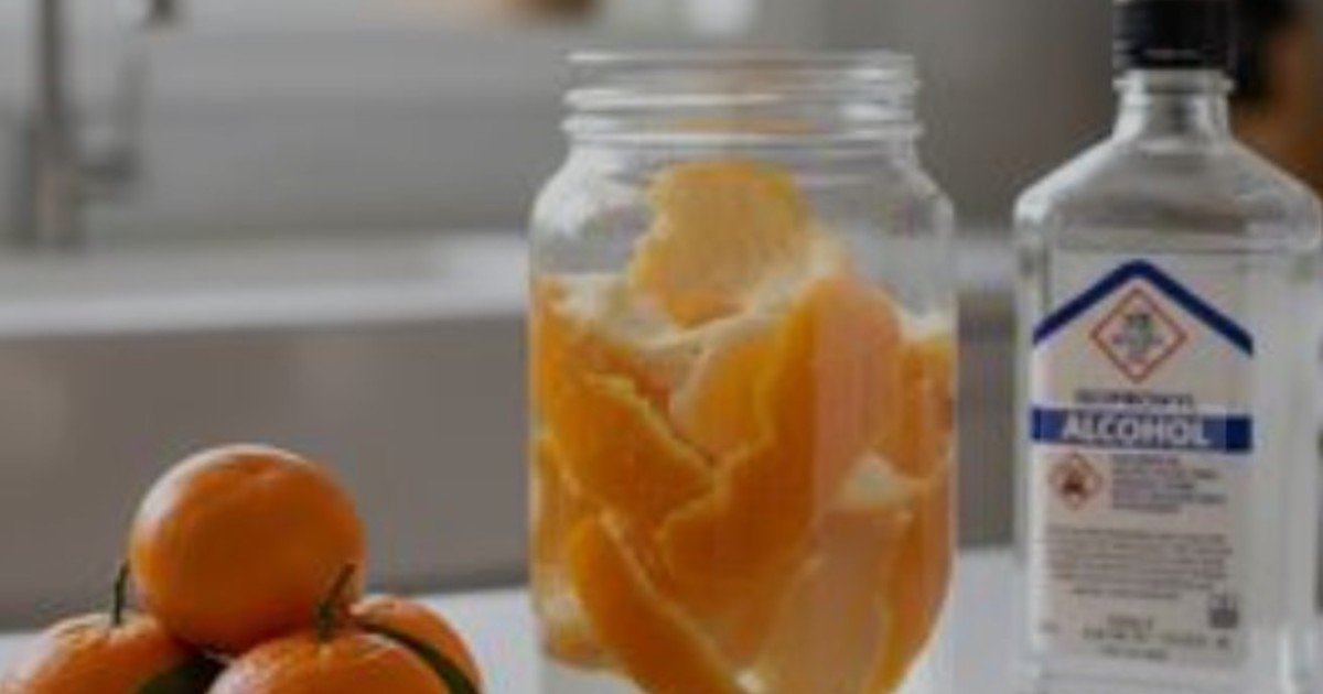 Licuar cáscaras de mandarina y alcohol etílico en casa: para qué sirve y por qué recomiendan hacerlo