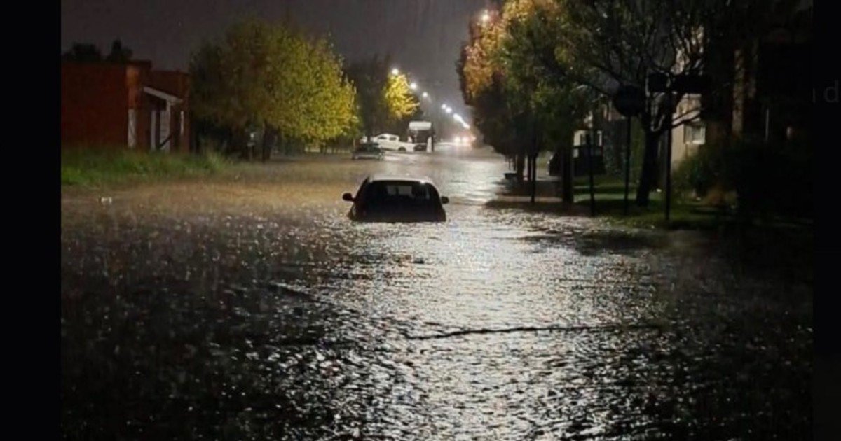 Fuerte temporal en Coronel Suárez y alertas para la Provincia: más de 100 milímetros de agua, caos e inundación en el casco urbano