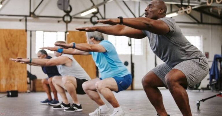 Ni caminar ni pilates: el ejercicio que recomiendan los expertos para mejorar la movilidad después de los 65 años