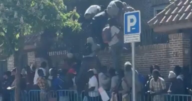 Migrantes desesperados: intentaron saltar las rejas para entrar a la embajada de Gambia en España y tuvo que intervenir la policía