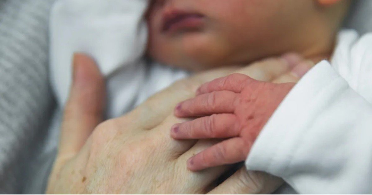 Mujeres que abrazan a hijos ajenos