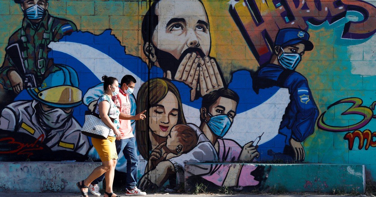 Entrevista con Óscar Martínez:
"Nayib Bukele no tiene un proyecto ideológico, tiene un proyecto mesiánico para mantenerse en el poder absoluto"