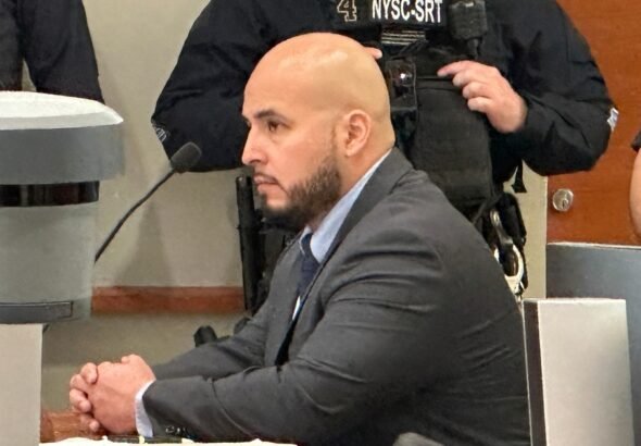 Le arrojó una hielera a un sospechoso y murió: Erik Duran, el primer policía de Nueva York en ser declarado culpable de la muerte de un civil en una década