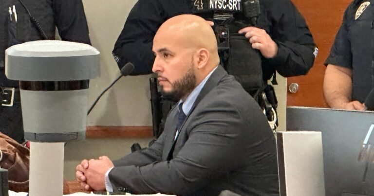 Le arrojó una hielera a un sospechoso y murió: Erik Duran, el primer policía de Nueva York en ser declarado culpable de la muerte de un civil en una década