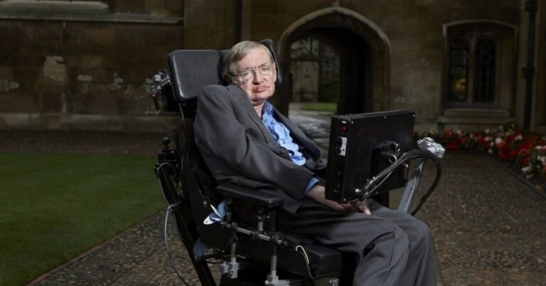 Stephen Hawking, físico teórico y científico: “Creo que la vida en la Tierra está ante un riesgo cada vez mayor de ser destruida”