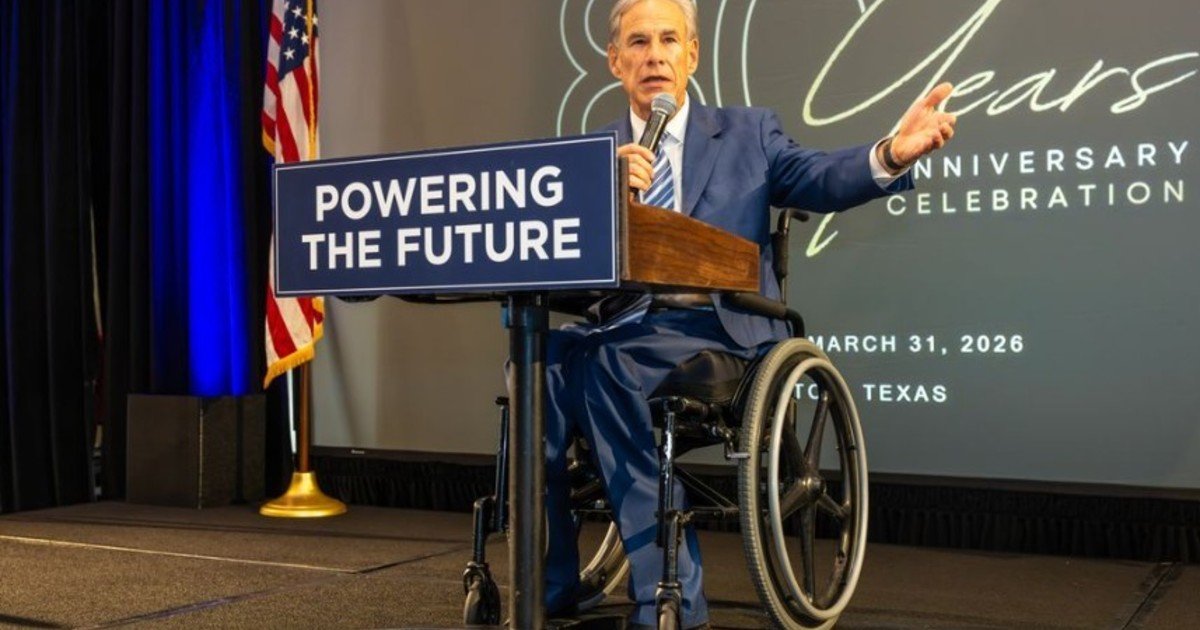 ¿Greg Abbott pudo caminar en algún momento después de su accidente?: cómo fue su carrera hasta ser gobernador y de qué manera enfrenta su discapacidad