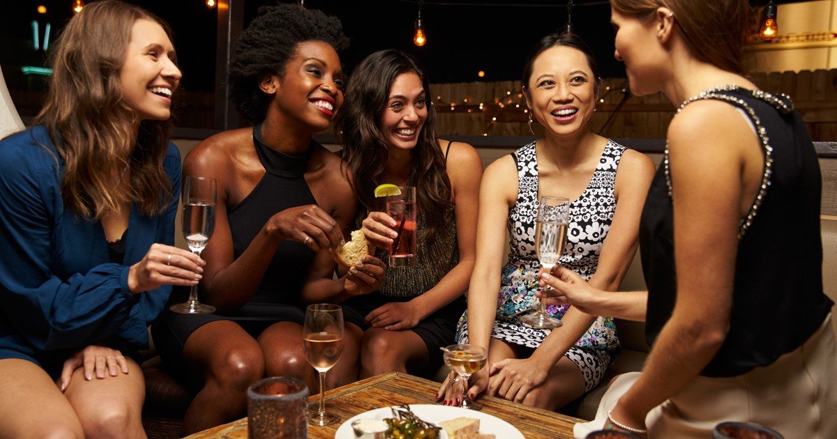 La psicología dice que las personas más solitarias en una habitación suelen ser las más hábiles socialmente porque aprendieron desde temprana edad a simular conexiones en lugar de sentirlas