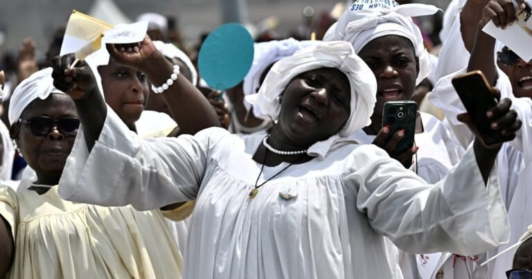 Un Papa renovado y más severo celebra una misa campal en Camerún y denuncia a "la mano que acapara"