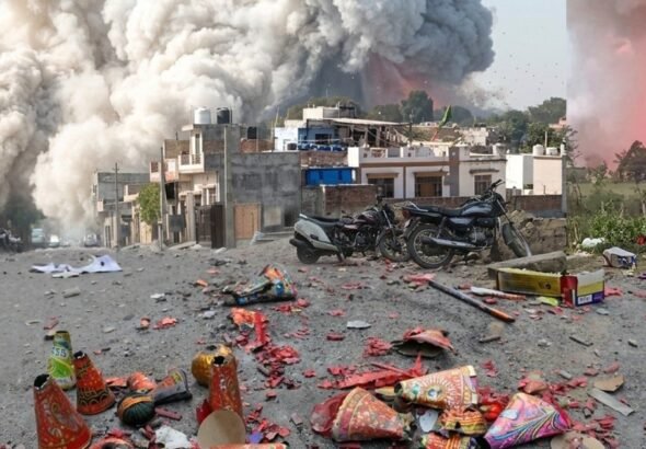 Potente explosión en cadena en una fábrica de fuegos artificales en India: hay al menos 13 muertos y más de 40 heridos