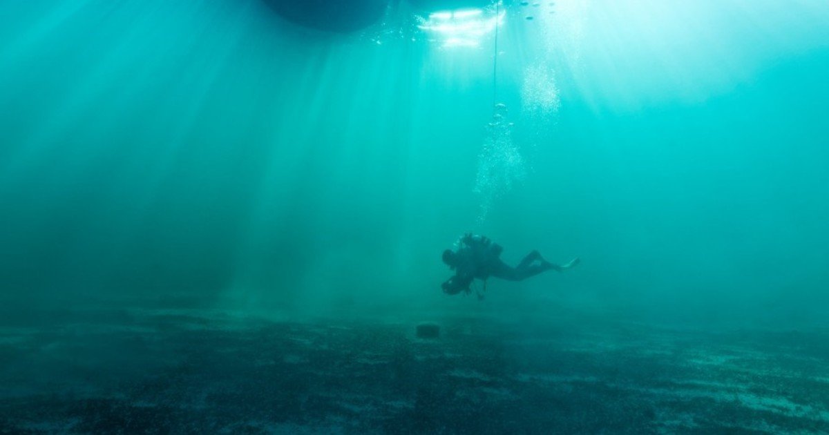 Hallazgo increíble: descubren en el fondo de un lago el cargamento de una embarcación romana con ánforas para llevar aceite de oliva