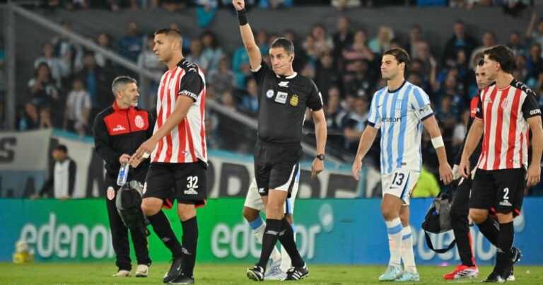 Racing estalló contra el arbitraje: roja a los 5 minutos, gol y cánticos contra Claudio Chiqui Tapia
