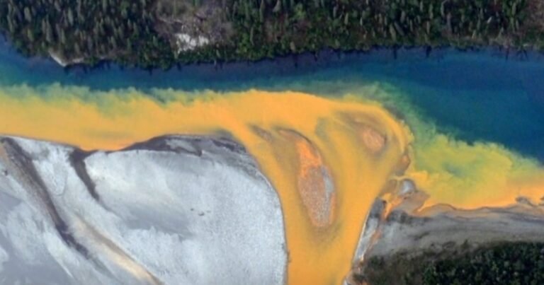 Más de 70 ríos se volvieron naranjas a pesar de no tener fábricas cerca: investigadores descubrieron que la razón es el permafrost