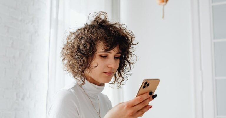 La psicología sugiere que las personas que navegan por las redes pero nunca publican ni comentan no son pasivas; sólo es una elección más deliberada de lo que la mayoría jamás se planteó