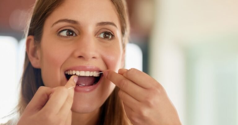 Por qué aconsejan usar bien hilo dental y cepillo para prevenir infartos y ACV