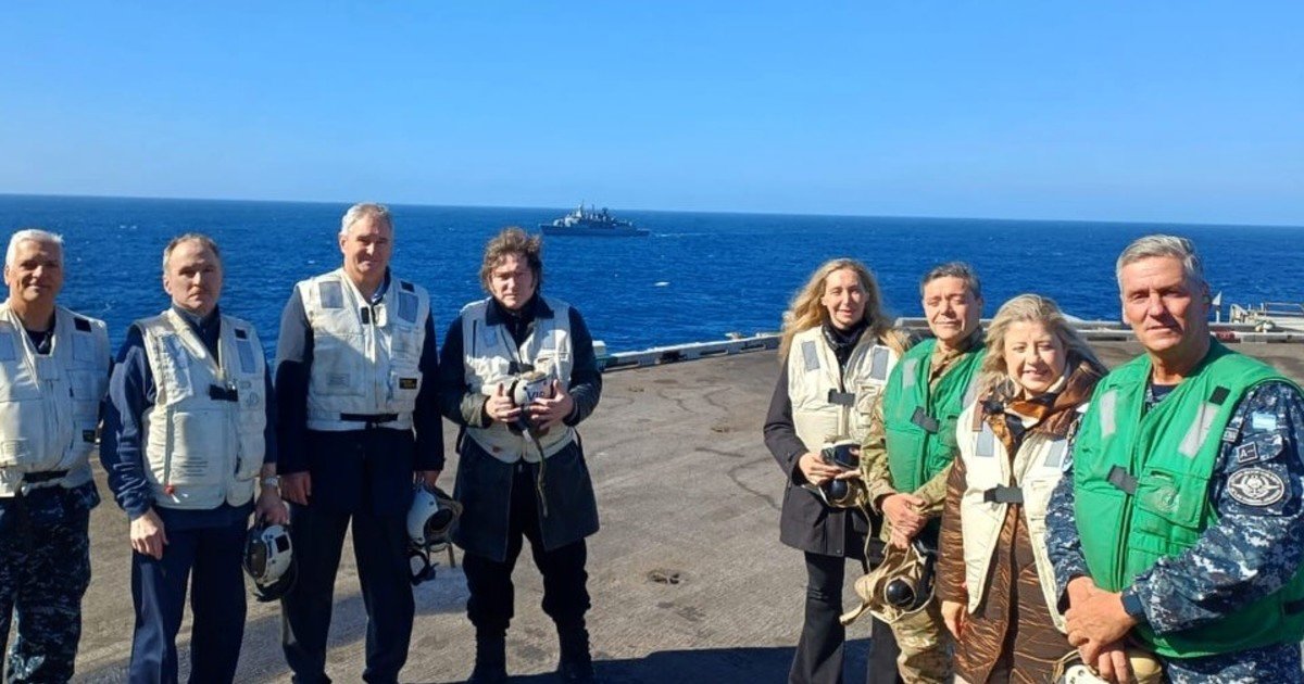 Relaciones militares con Estados Unidos: del Kitty Hawk "menemista" al portaaviones nuclear en tiempos de Milei